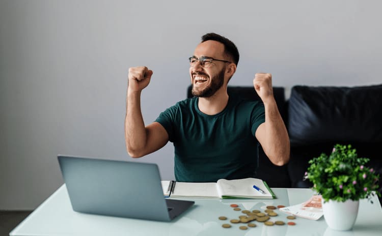 Photo d'un homme heureux de recevoir son virement suite au rachat de ses cartouches d'imprimante